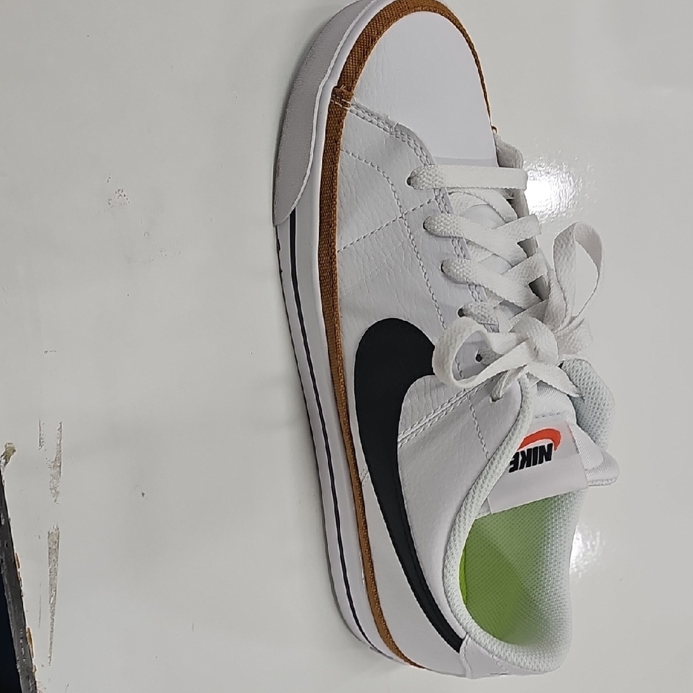 Nike White and Black Sneakers - Picture 2 of 2